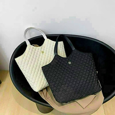 Túi xách to công sở , kiểu dáng sang trọng  , có nút đính kim loại , có thể kẹp nách hoặc đeo vai , đựng được nhiều đồ cá nhân , mỹ  phẩm vô cùng tiện lợi