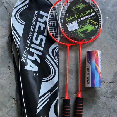 Bộ 2 vợt   đánh cầu lông hợp kim  kèm túi , tặng 3 quả cầu ,khung và cán được làm bằng chất liệu cao cấp siêu bền , tay cầm bằng gỗ lót nệm , giúp cầm nắm chắc chắn ,vận động tốt cho sức khỏe