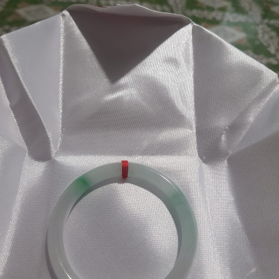 Vòng cẩm thạch tự nhiên Lý A 51mm x 7mm  Màu Trắng Bóng 2 điểm xanh lý nhẹ đẹp sang  Nữ Mệnh Kim mệnh Thủy 50kg - 57kg ạ