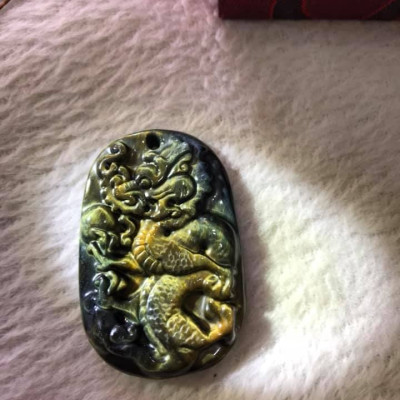 Mặt DÂY CHUYỀN RỒNG LƯỢN NGẬM CHÂU ĐÁ MẮT HỔ ĐEN XANH ÁNH VÀNG NHẸ TỰ NHIÊN  SIZE DÀI 44MM X NGANG 29MM X DẦY 8MM  NAM MỆNH THỦY MỆNH MỘC