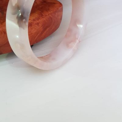 Vòng tay Nữ Mã Não Bản Vuông trắng bông hoa vân Ni 54mm x cao 13mm x dầy 6mm Nữ mệnh Kim mệnh Thủy 52kg - 55kg đeo đẹp xinh tay lắm ạ