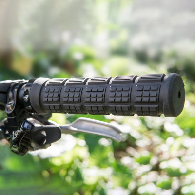 Nắp tay cầm cho xe đạp AG38 sử dụng chất liệu cao su mềm nhẹ.