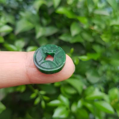 Mặt Dây Chuyền Mặt Nhẫn Đồng Tiền Mới màu Xanh Đậm Đẹp Đá Cẩm thạch xanh tự nhiên  Size nhỏ vừa đk 13,5mm x dầy 3mm  Nữ bọc vàng lên đeo đẹp lắm rất ý nghĩa đồng tiền may mắn tài lộc ạ
