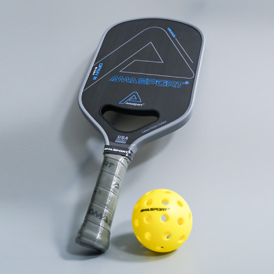 Bộ vợt pickleball AMA SPORT T700 Toray full box dày 16mm full carbon ( bao gồm 1 vợt+2 bóng+3 cuốn viền+ 3 cuốn cán +1 tẩy) hỗ trợ các tay vợt chơi tấn công tốc độ, mạnh mẽ.