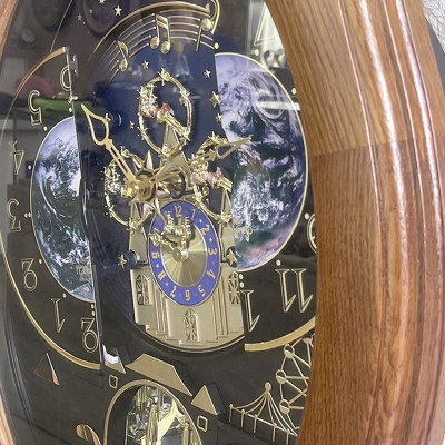 Đồng hồ Rhythm Magic Motion 4MH438WU06 – 42.4 x 52.5 x 12.5cm. Dùng PIN.