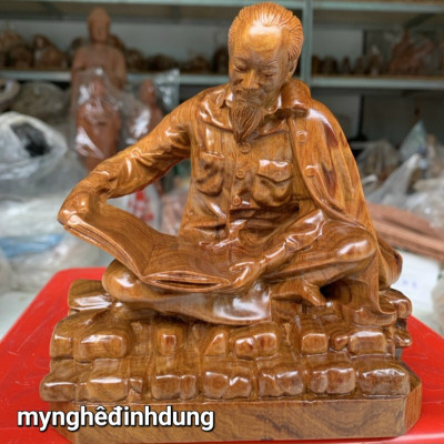 Tượng bác hồ đọc sách bằng gỗ bách xanh thơm nức kt cao 15x14x9cm