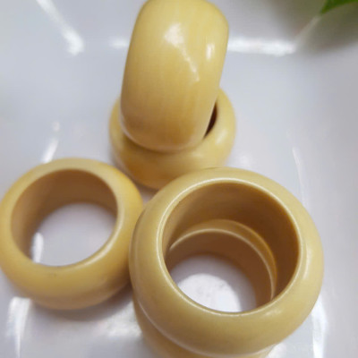 Nhẫn Nam Giả Ngà hay Xương Mỹ Nghệ màu trắng Ni 20mm Cao 16mm Dầy 5mm Dành Cho Các Anh Nam đeo nhẫn ngón tay cái hay bất kỳ ngón tay nào ni lọt vừa tay là 20mm rẻ vẫn đẹp như thường ạ