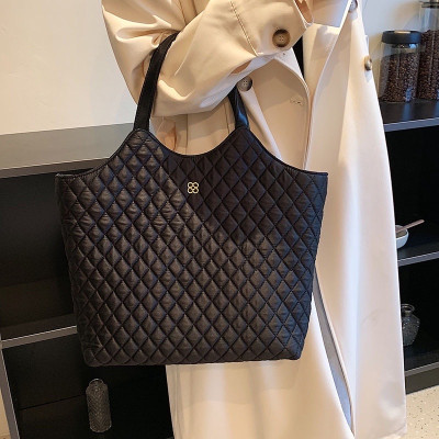 Túi xách to công sở , kiểu dáng sang trọng  , có nút đính kim loại , có thể kẹp nách hoặc đeo vai , đựng được nhiều đồ cá nhân , mỹ  phẩm vô cùng tiện lợi 