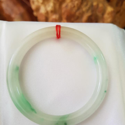 Vòng cẩm thạch tự nhiên A Sịn 48mm x 7mm màu Trắng VÂN XANH Lý lam vàng nhẹ 1 bên Size vòng 48mm x 7mm Bóng thiệt là đẹp ạ Chất liệu đá cẩm thạch tự nhiên Nữ tay nhỏ 35kg - 49kg ạ