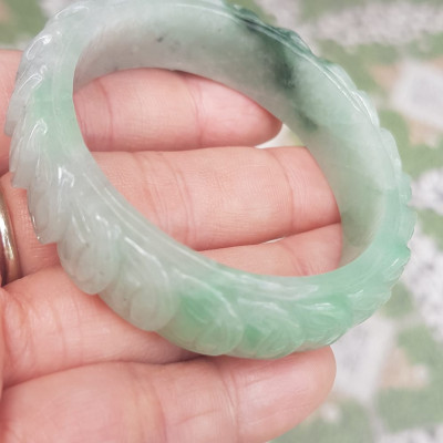 Vòng tay đá ngọc Cẩm Thạch dãy Đồng Tiền Tự nhiên Size 48mm x cao 13mm x dầy 7mm Màu trắng bóng ngọc ngà điểm xanh nhẹ đẹp may mắn tài lộc Nữ mệnh kim mệnh thủy tay nhỏ 35kg - 48kg đeo ạ