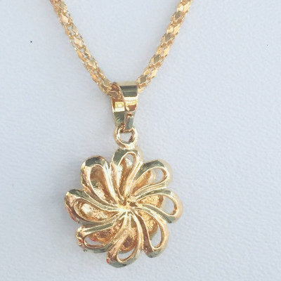 Set Mặt Dây Chuyền Mạ Vàng 18K Đúc Hình Hoa Mai 4 Tầng, Kèm dây chuyền Mạ vàng 18K và hộp đựng trang sức.