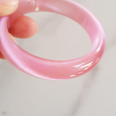 Vòng tay nữ đá mắt mèo hồng bản hẹ mới Ni 53mm x cao 13mm x dầy 7mm nữ 50kg - 57kg đeo màu hồng hồng nhẹ xinh tươi đẹp rẻ lắm chuẩn hợp nữ mệnh hỏa mệnh thổ ạ