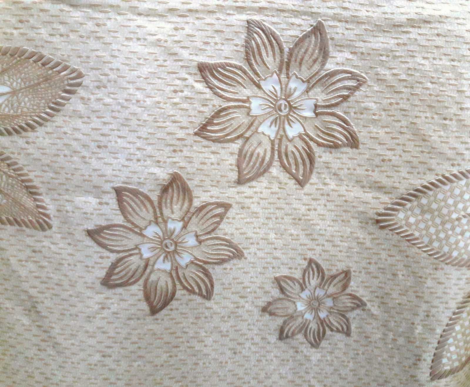 Khăn Trải Bàn PAULEE PWL 241 (147cm x 230cm) hoa văn nổi, ánh kim vàng, nền kem nhạt, nhựa PVC dẻo-không thấm nước