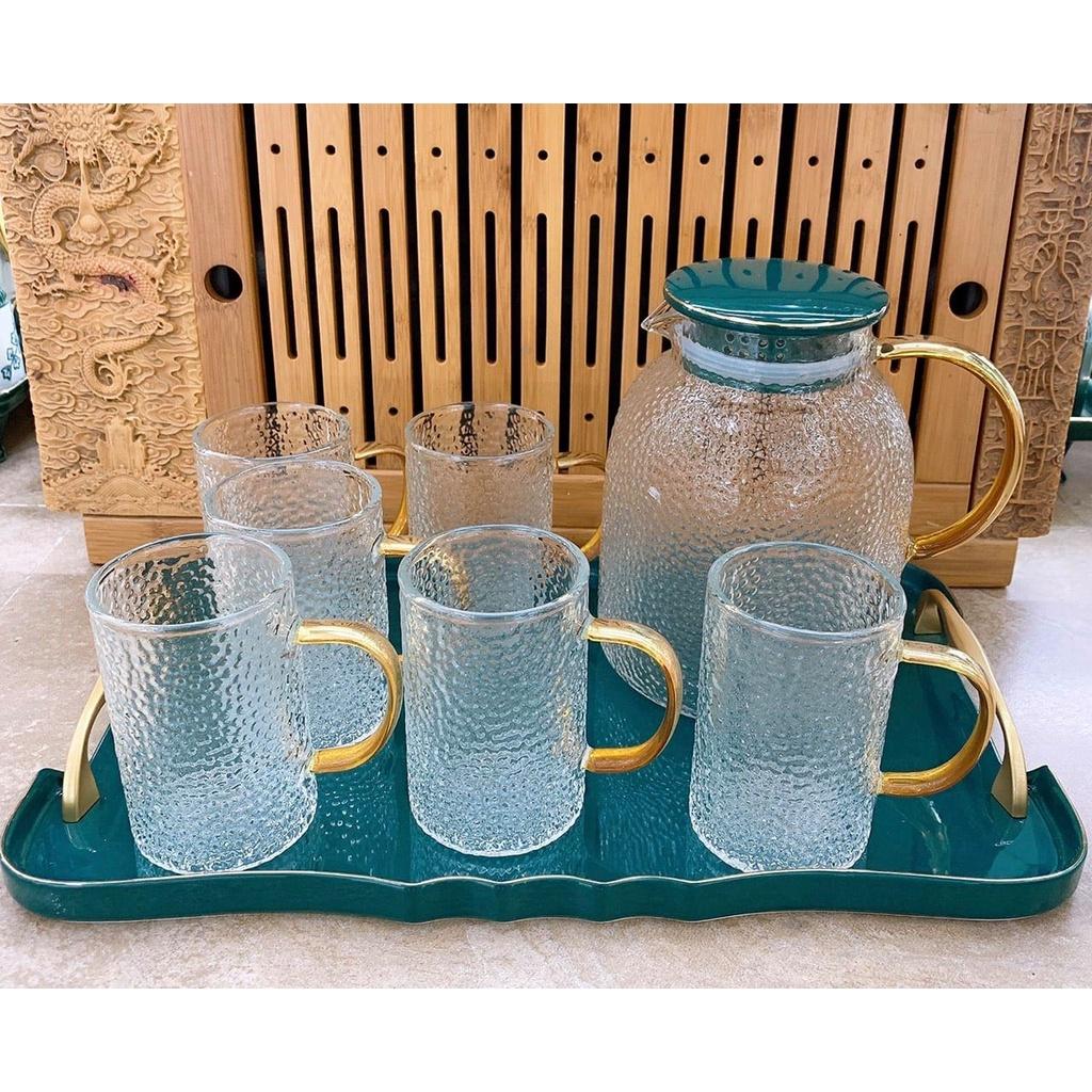 BỘ BÌNH CỐC THỦY TINH SẦN CHỊU NHIỆT LÊN TỚI 400 ĐỘ C KÈM KHAY SỨ XANH ( BÌNH BẦU TAY VÀNG )