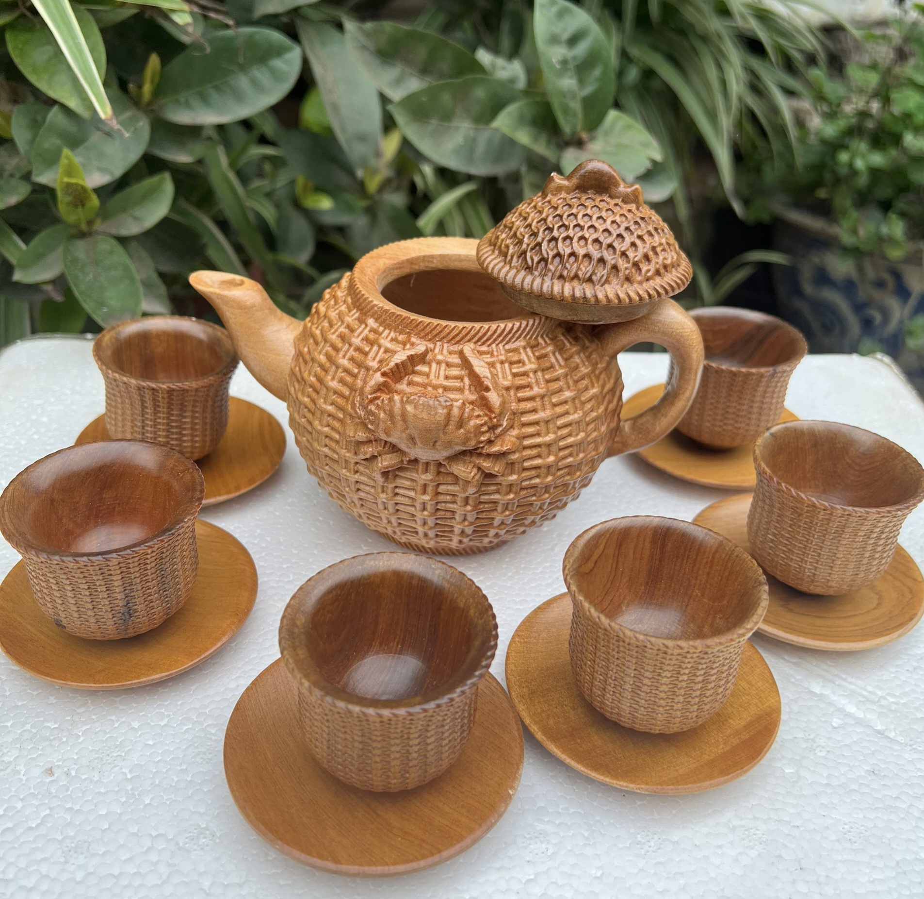Bộ ấm chén đẹp sang trọng bằng gỗ bách xanh thơm nức ,