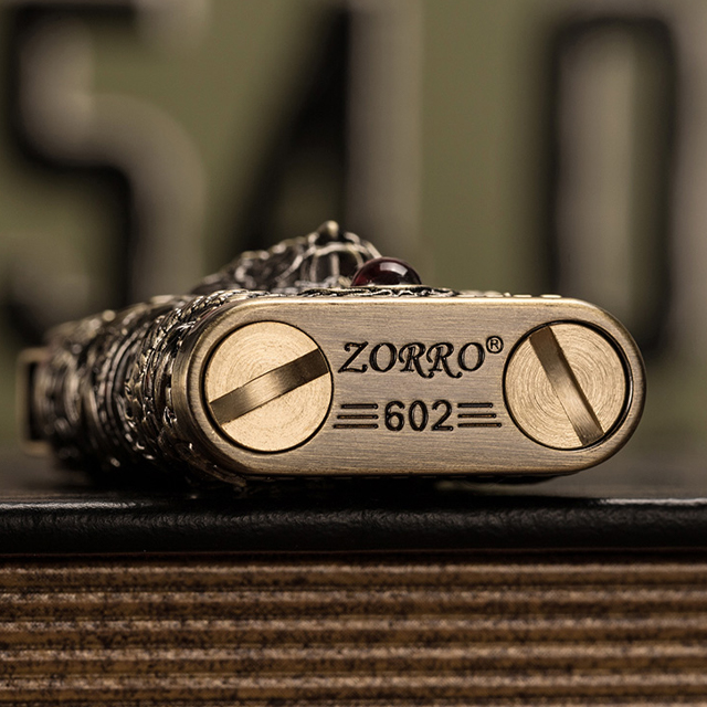 Vỏ Hột Quẹt Bật Lửa Xăng Zorro Z602 Thiết Kế Họa Tiết Rồng Đính Ngọc Đỏ Đẹp Độc Lạ - Dùng Xăng Bấc Đá Cao Cấp