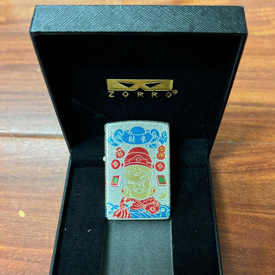 Vỏ Hột Quẹt Bật Lửa Xăng Đá Zorro Z2-111 Hình Mèo Thần Tài May Mắn Tài Lộc Phiên Bản Mới