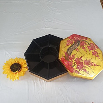 Hộp đựng bánh mứt sơn mài Thanh Bình Lê nền vàng hoa đào đỏ 8 ngăn hàng đẹp và sang trọng