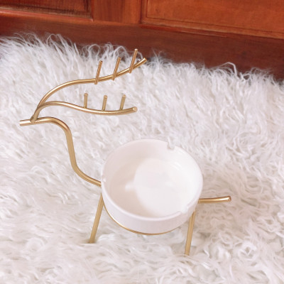 Gạt tàn thuốc bằng sứ, khung sắt đỡ uốn hoa văn hình hươu 