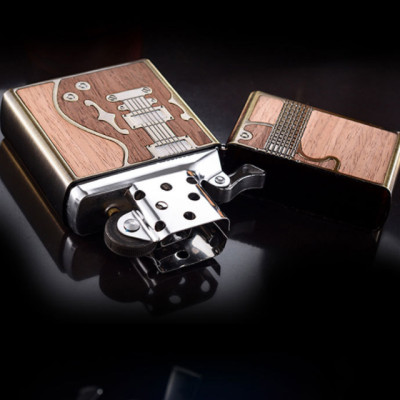 Vỏ Hột Quẹt Bật Lửa Xăng Đá Zorro Ốp Gỗ Z85914 Họa Tiết Hình Cây Đàn Màu Nâu - Dùng Xăng Bấc Đá Cao Cấp