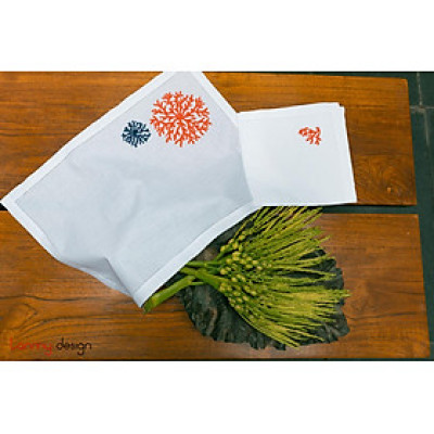 Bộ lót đĩa và khăn ăn linen thêu san hô tròn