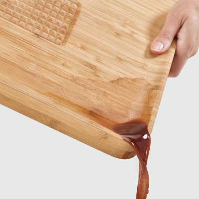 Thớt tre Joseph Joseph cut & curve - JJ601428, thiết kế hoàn hảo giữ thớt ở vị trí mong muốn không bị trượt trong quá trình sử dụng
