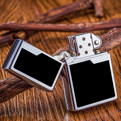 Vỏ Hột Quẹt Bật Lửa Xăng Đá Zorro Z6007 Họa Tiết Sơn Đen Viền Vàng Bạc - Dùng Xăng Bấc Đá Cao Cấp