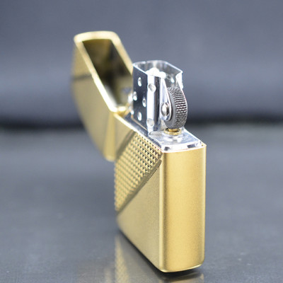 Vỏ Hột Quẹt Bật Lửa Xăng Đá Zorro Z92006B Họa Tiết Chéo - Dùng Xăng Bấc Đá Cao Cấp