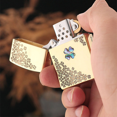 Vỏ Hột Quẹt Bật Lửa Xăng Đá Zorro Z2-1029 Khảm Trai Họa Tiết Cỏ 4 Lá May Mắn  (Không Có Xăng)