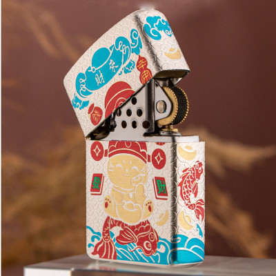 Vỏ Hột Quẹt Bật Lửa Xăng Đá Zorro Z2-111 Hình Mèo Thần Tài May Mắn Tài Lộc Phiên Bản Mới