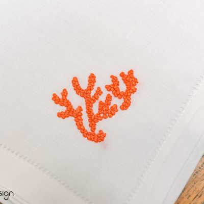 Bộ lót đĩa và khăn ăn linen thêu san hô tròn