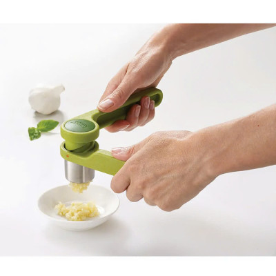 Dụng cụ ép tỏi Joseph Joseph Helix Garlic Press 20102 màu xanh lá Hàng chính hãng