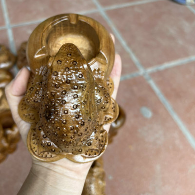 Gạt tàn điêu khắc con cóc  bằng gỗ bách xanh thơm nức kt 15×10×7cm