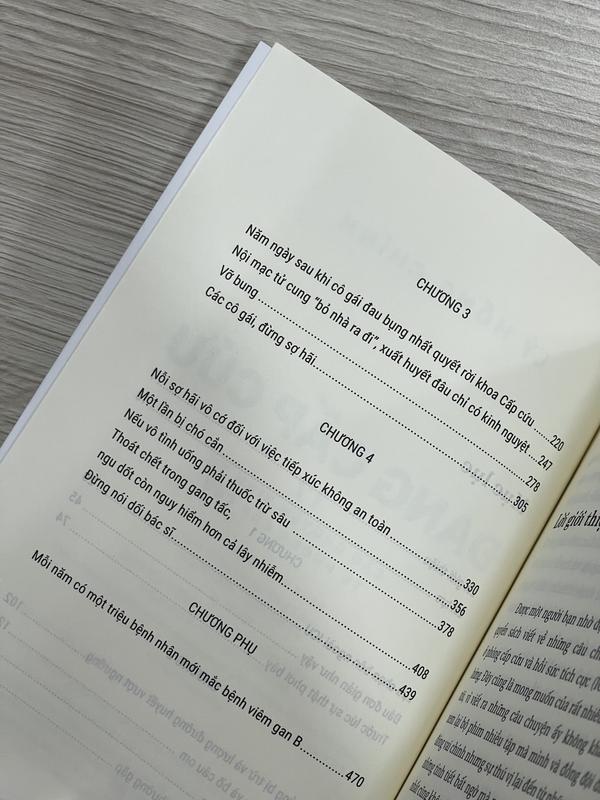 Sách - Đang cấp cứu: 17 câu chuyện sinh tử từ phòng cấp cứu (Nhã Nam HCM)