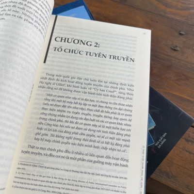 (Tủ sách Hiểu Thực Tại) Bộ tứ Ma trận truyền thông: DỮ KIỆN LẤP LỬNG, CỖ MÁY THAO TÚNG, NGUỒN GỐC CẢM XÚC và KỸ THUẬT TUYÊN TRUYỀN TRONG THẾ CHIẾN – Lyceum 