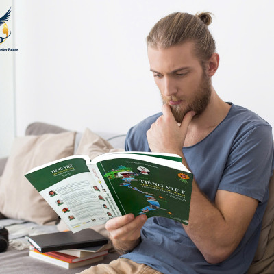 Tiếng Việt cho người nước ngoài Chương trình Trung Cấp (Kèm CD)