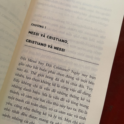 [Tặng kèm bookmark] MESSI VS RONALDO Đại chiến giữa những vị thần - Luca Caioli - THbooks