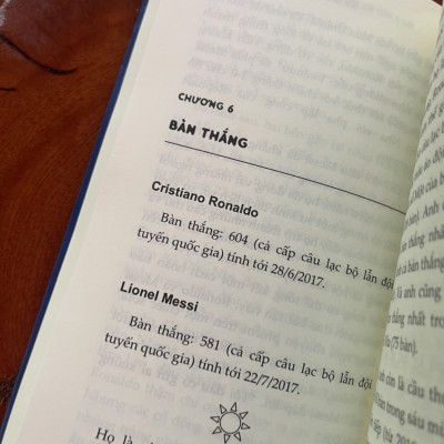 [Tặng kèm bookmark] MESSI VS RONALDO Đại chiến giữa những vị thần - Luca Caioli - THbooks