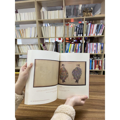 Nghệ Thuật Minh Họa Áo Mũ Thời Nguyễn Đầu Thế Kỷ XX - Alphabooks - BẢN QUYỀN