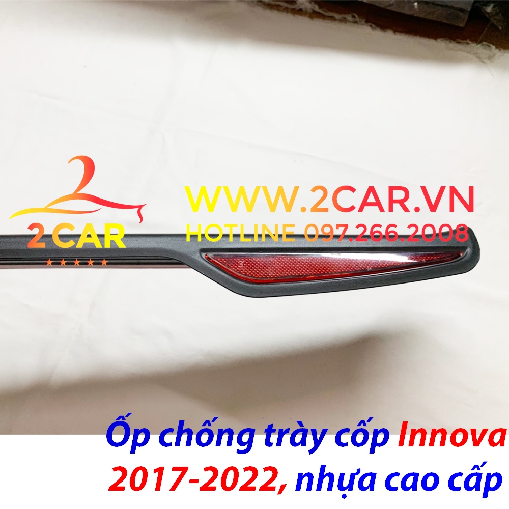 Ốp chống trầy cốp ngoài xe Toyota Innova 2017 - 2022, nhựa 3D cao cấp có phản quang