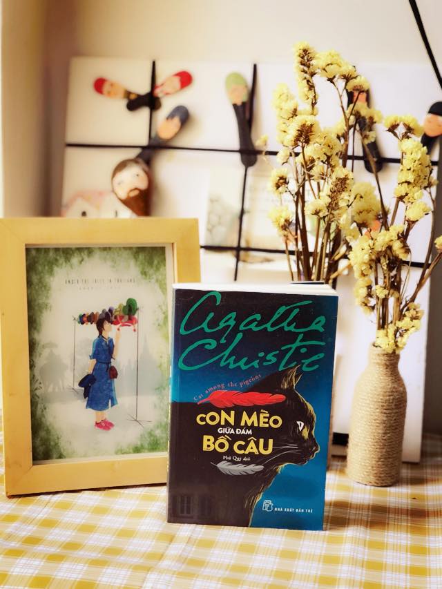 Sách Con Mèo Giữa Đám Bồ Câu - Agatha Christie