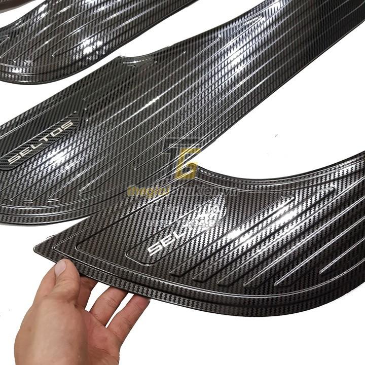 Ốp chống xước Tapli, Táp li cửa Kia Seltos 2020 vân Carbon