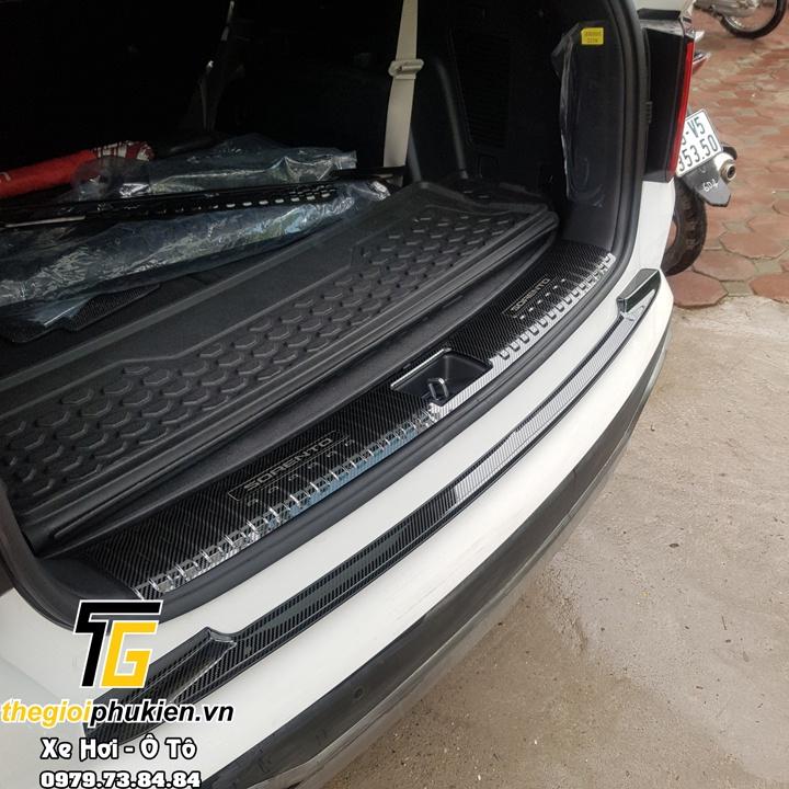 Bộ sản phẩm ỐP BẬC CỐP VÀ BẬC CỬA vân Carbon xe Kia Sorento 2021