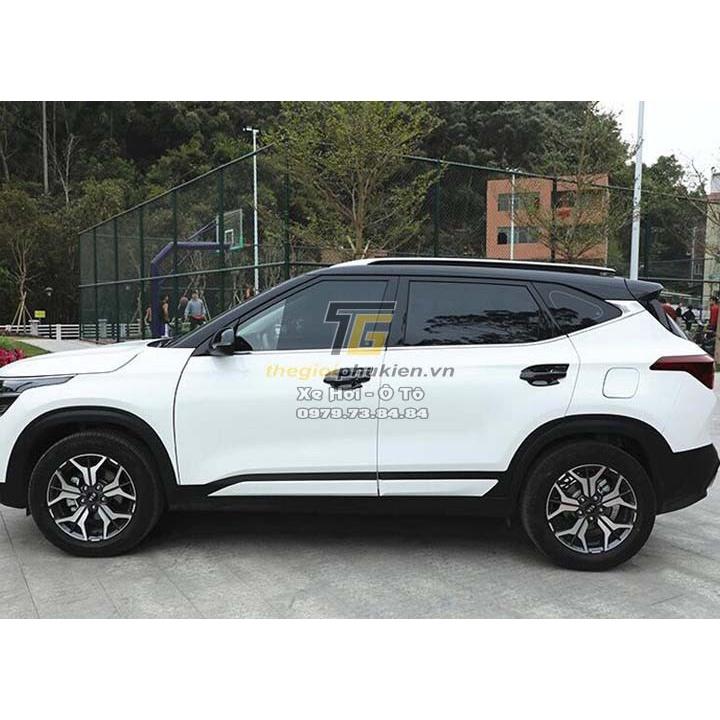 Bộ ốp tay nắm cửa xe Kia Seltos (bản thiếu) vân Carbon - Tặng miếng dán trong suốt chống xước hõm cửa