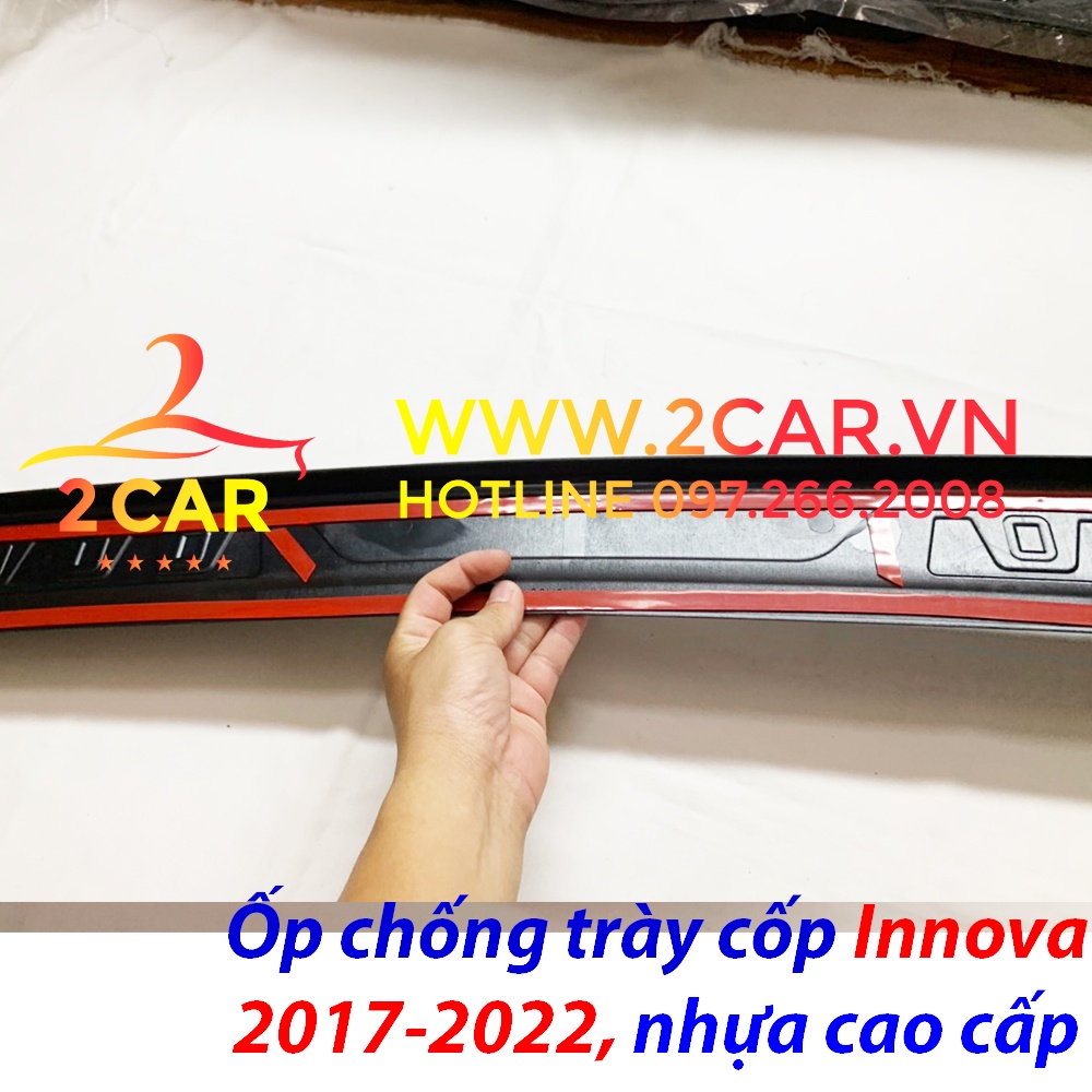 Ốp chống trầy cốp ngoài xe Toyota Innova 2017 - 2022, nhựa 3D cao cấp có phản quang