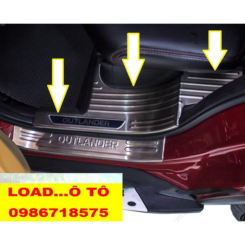 Ốp Bậc Cửa, Nẹp Bước Chân Xe Mitsubishi Outlander 2022-2018 Chất liệu Inox Cao Cấp