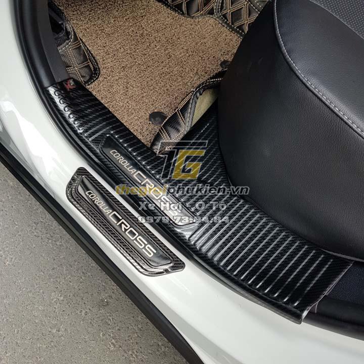 Bộ Ốp bậc cửa, Nẹp bước chân Toyota Corolla Cross 2020 vân Carbon