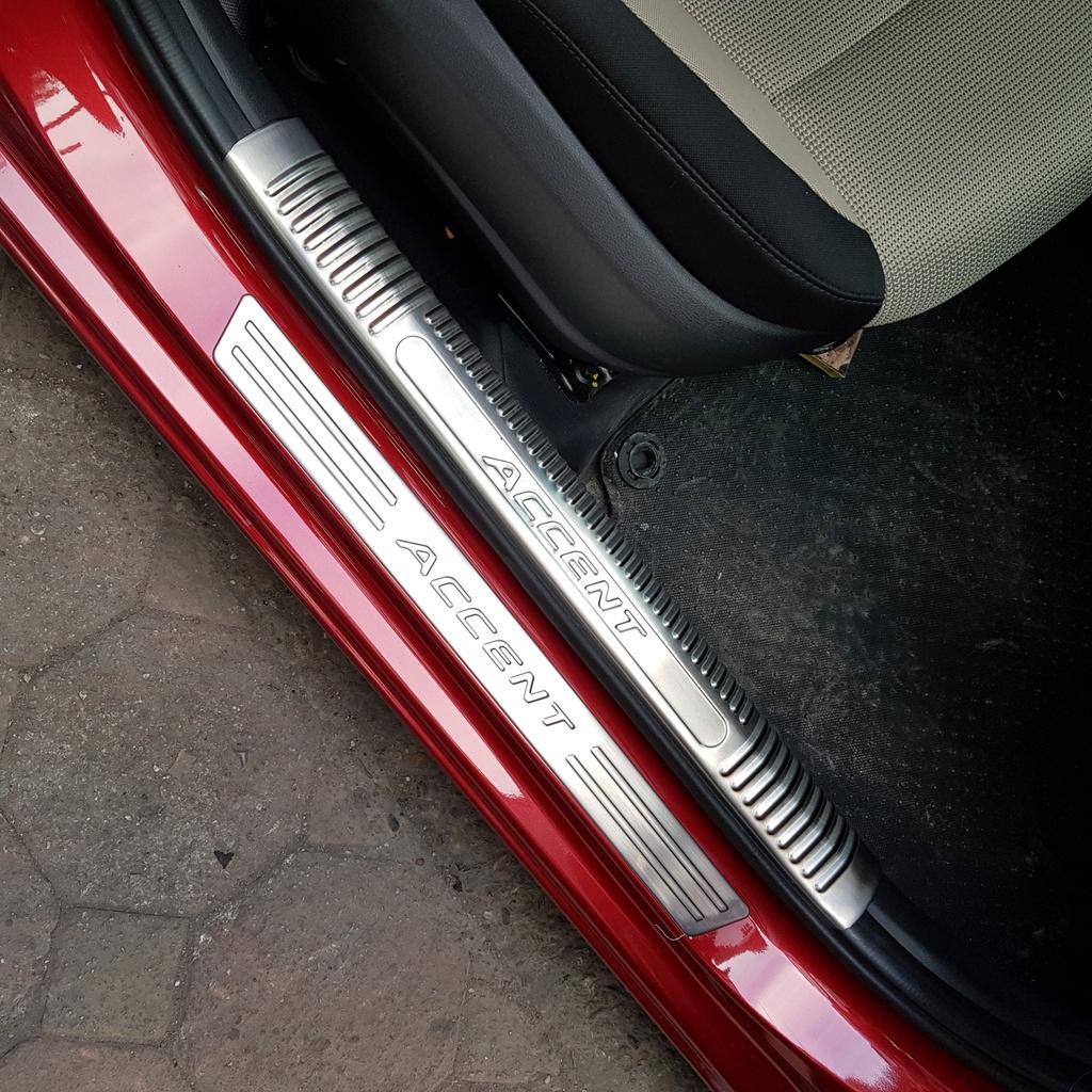 BỘ SẢN PHẨM Nẹp bước chân và ốp chống trầy cốp Hyundai Accent 2018 - Mẫu Inox