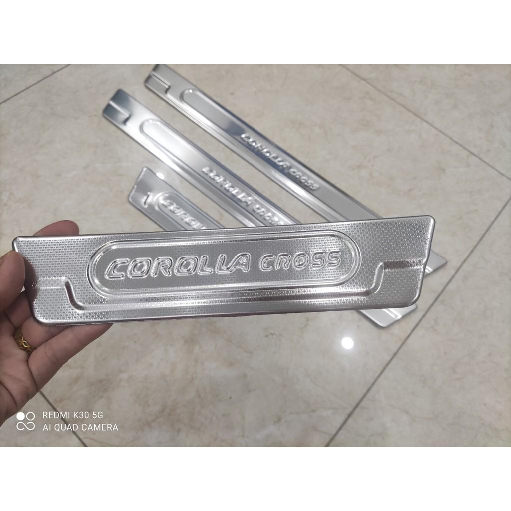 Ốp Bậc Cửa Xe Toyota Cross 2020 2021 mẫu inox KT02