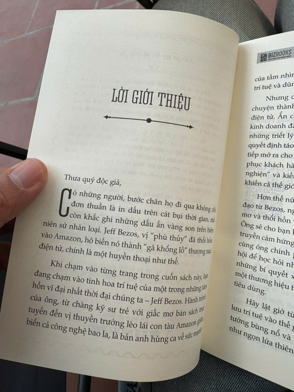 JEFF BEZOS: Gã "Phù Thủy" Ngành Thương Mại Điện Tử - The Gurus - Chuyên gia Nguyễn Hoàng Phương Hiệu đính - Bizbooks